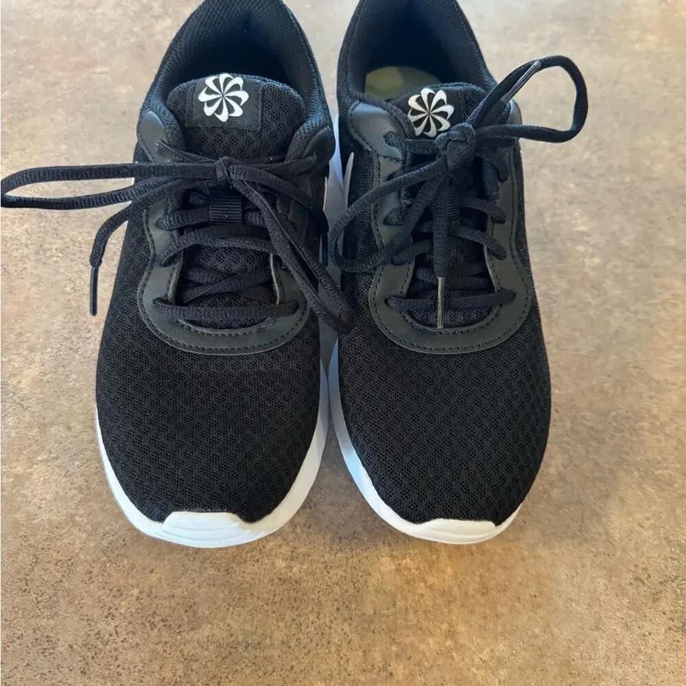 Nike Black & White Athletic Running Sneakers Womens Size 7 Casual Active
